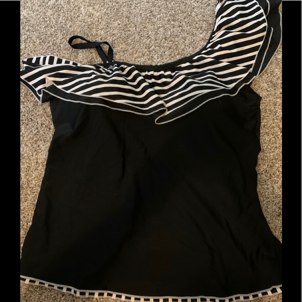 ☔️2 pc swim set black and white with ruffles